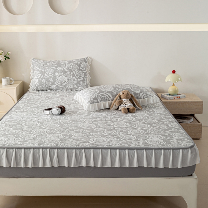 91家纺网 家纺一手货源 找家纺 伊人坊 2026新款A类550克凉感提花值过0.21冰豆豆家用凉席子三件套夏季-花边床笠款 玫瑰-灰