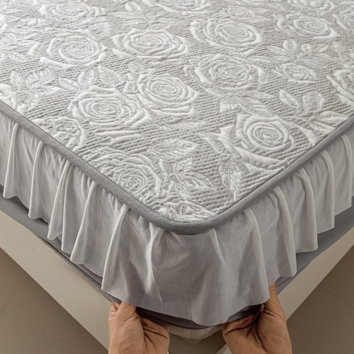 91家纺网 家纺一手货源 找家纺 伊人坊 2026新款A类550克凉感提花值过0.21冰豆豆家用凉席子三件套夏季-花边床笠款 玫瑰-灰