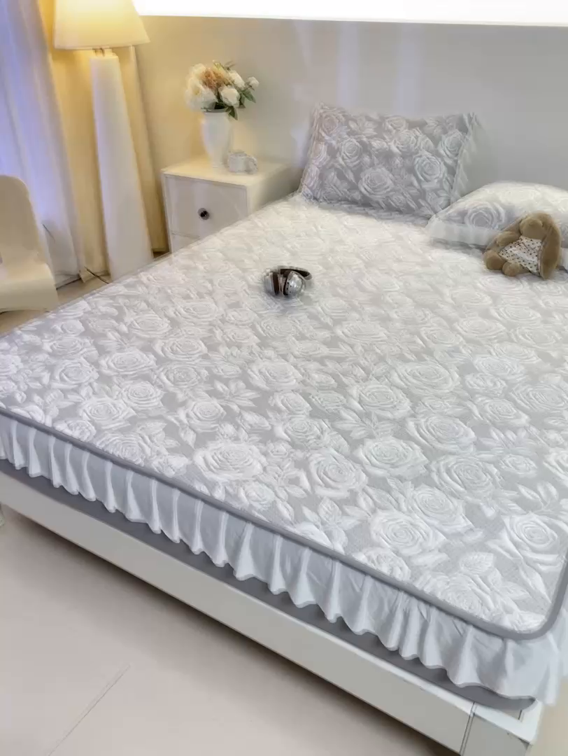 91家纺网 家纺一手货源 找家纺 伊人坊 2026新款A类550克凉感提花值过0.21冰豆豆家用凉席子三件套夏季-花边床笠款 玫瑰-灰