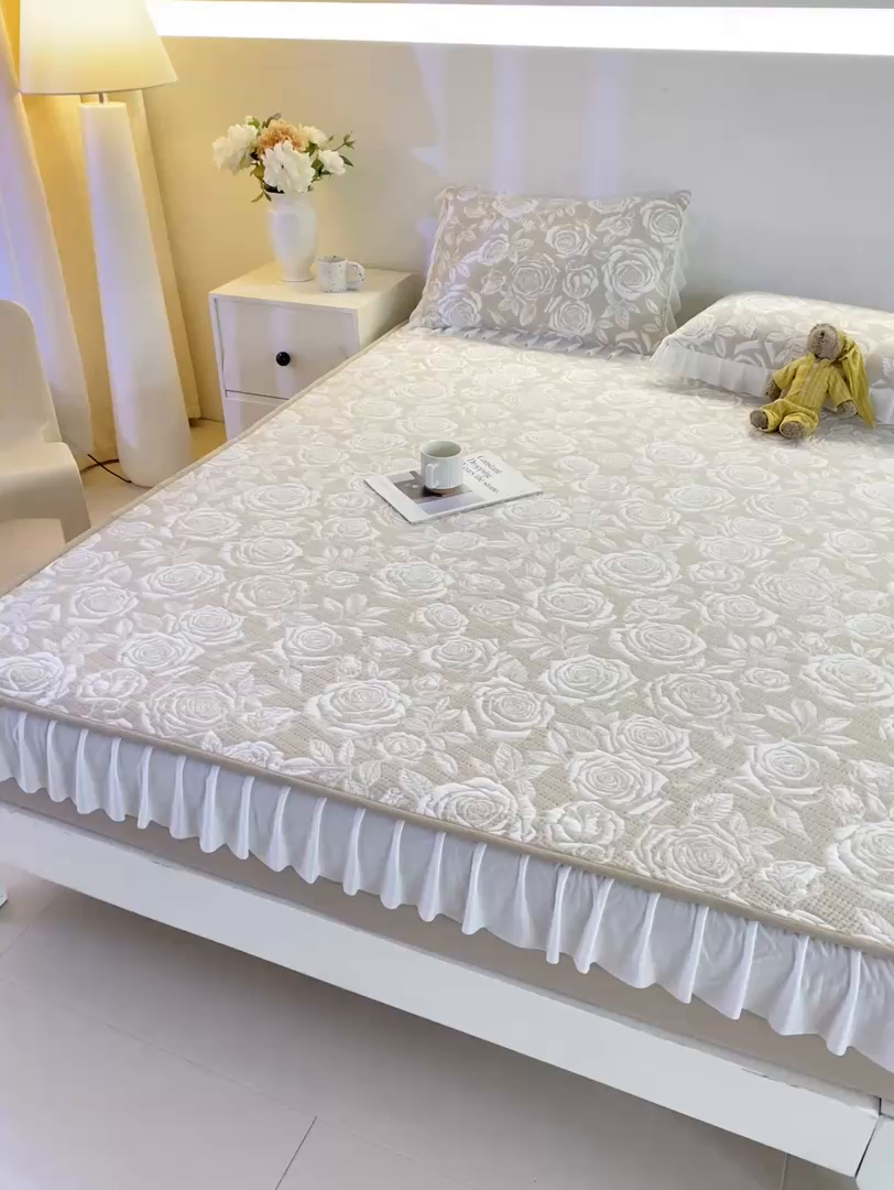 91家纺网 家纺一手货源 找家纺 伊人坊 2026新款A类550克凉感提花值过0.21冰豆豆家用凉席子三件套夏季-花边床笠款 玫瑰-咖