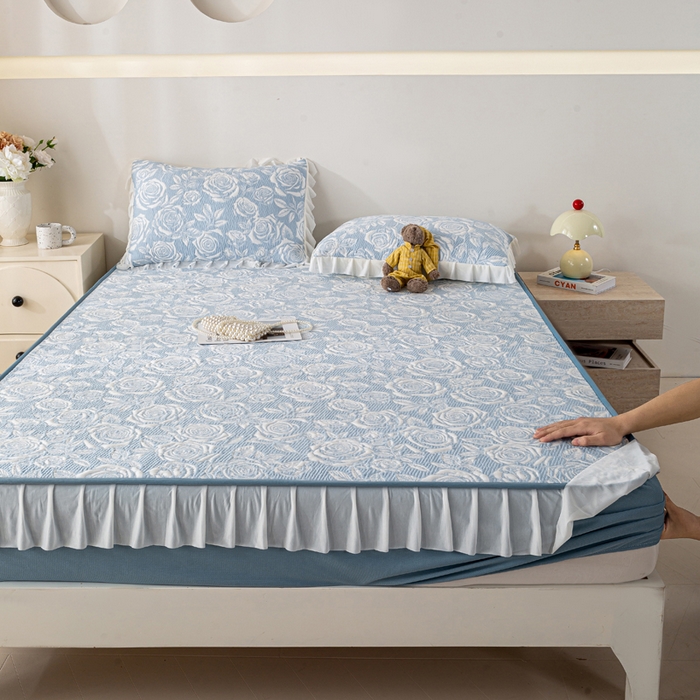 91家纺网 家纺一手货源 找家纺 伊人坊 2026新款A类550克凉感提花值过0.21冰豆豆家用凉席子三件套夏季-花边床笠款 玫瑰-蓝