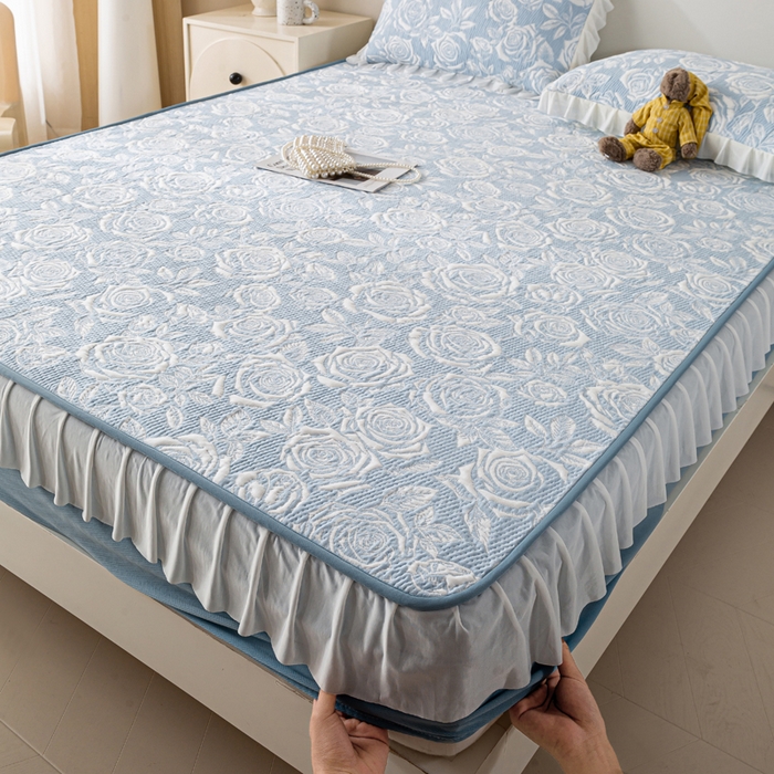 91家纺网 家纺一手货源 找家纺 伊人坊 2026新款A类550克凉感提花值过0.21冰豆豆家用凉席子三件套夏季-花边床笠款 玫瑰-蓝