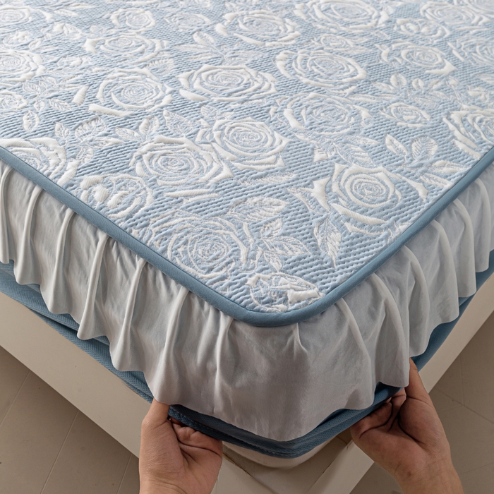 91家纺网 家纺一手货源 找家纺 伊人坊 2026新款A类550克凉感提花值过0.21冰豆豆家用凉席子三件套夏季-花边床笠款 玫瑰-蓝