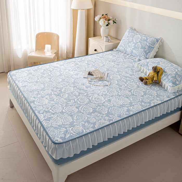 91家纺网 家纺一手货源 找家纺 伊人坊 2026新款A类550克凉感提花值过0.21冰豆豆家用凉席子三件套夏季-花边床笠款 玫瑰-蓝