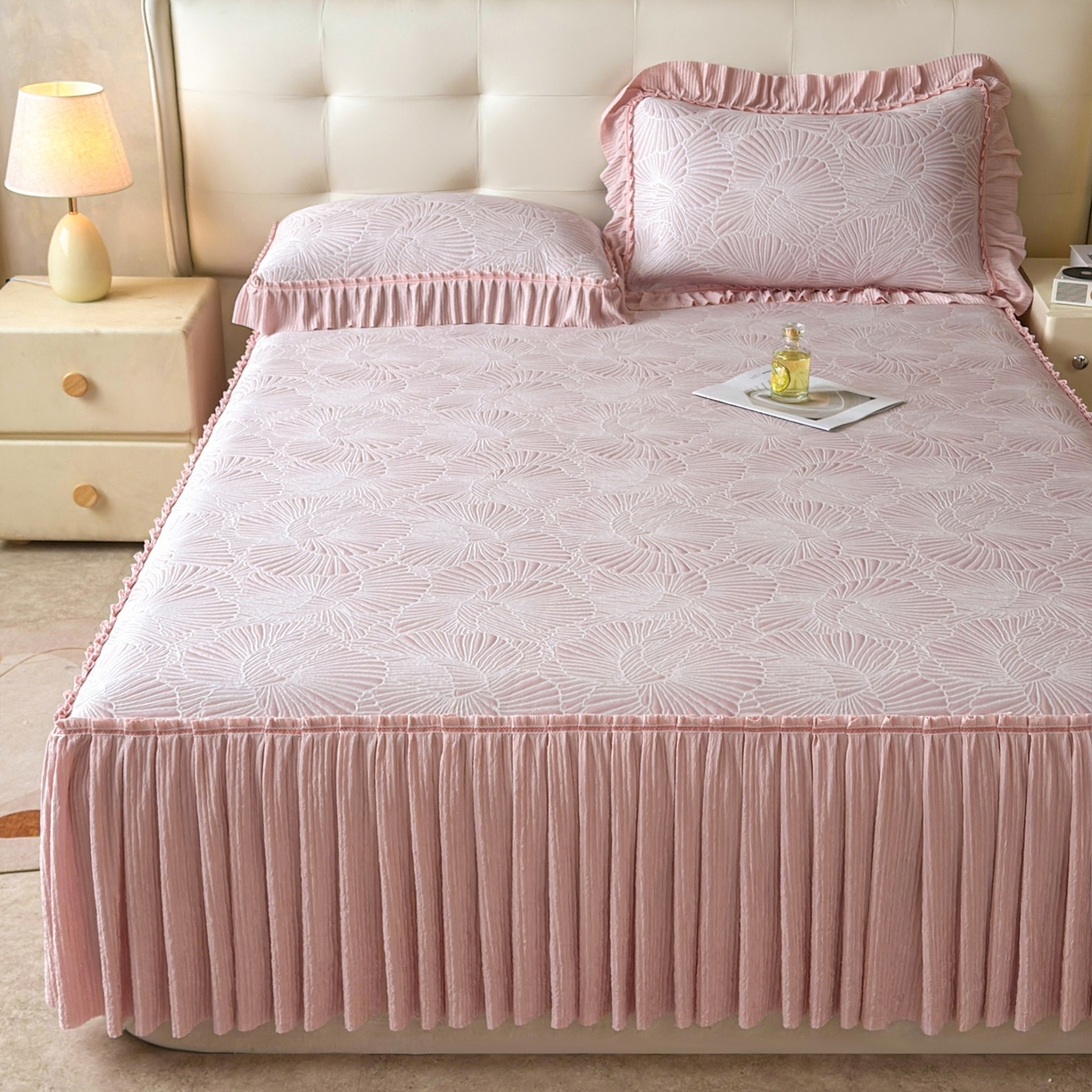 91家纺网 家纺一手货源 找家纺 绒艺席业 2026年新款立体浮雕工艺正宗凉感豆豆席凉席席子-床裙款 豆豆银杏叶-粉色