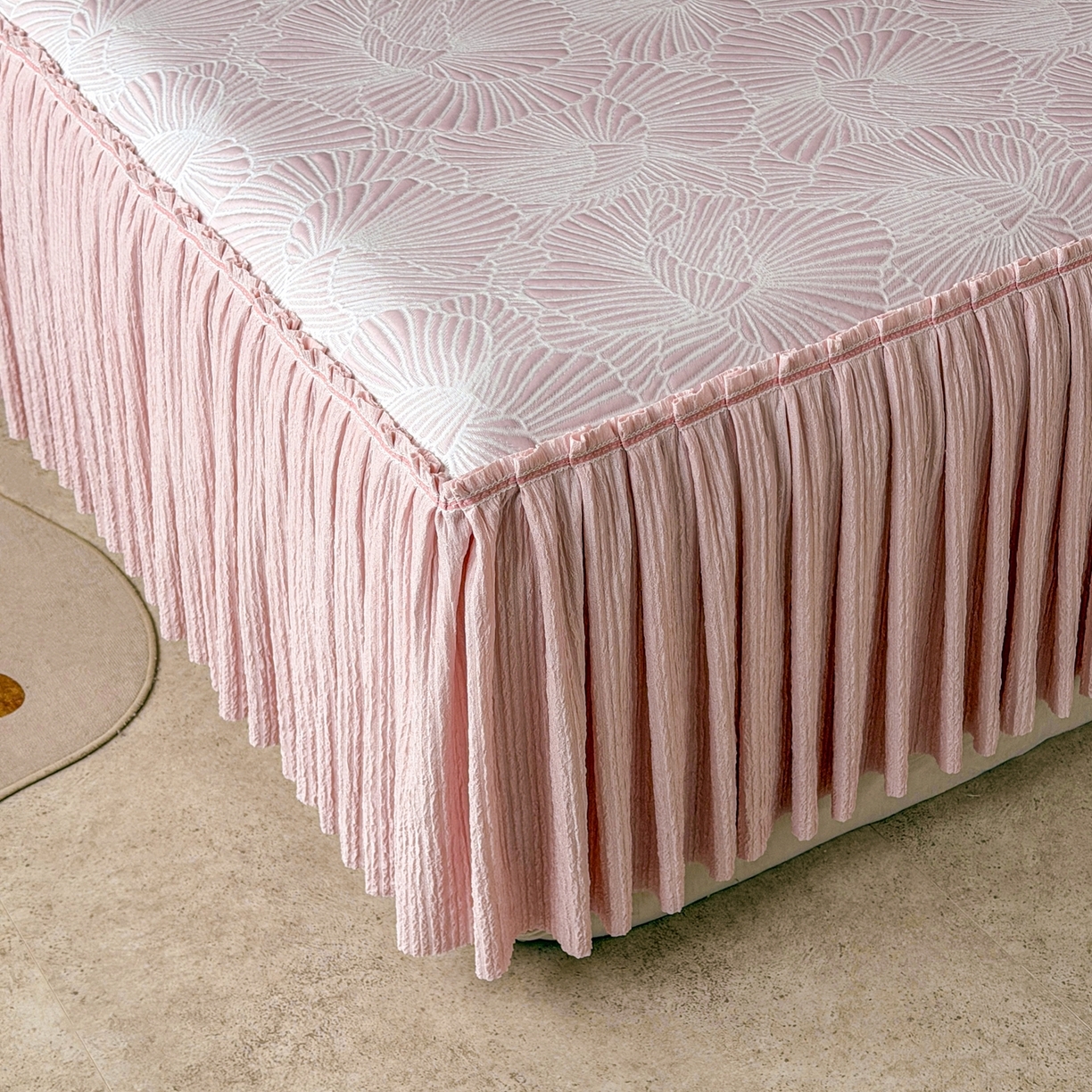 91家纺网 家纺一手货源 找家纺 绒艺席业 2026年新款立体浮雕工艺正宗凉感豆豆席凉席席子-床裙款 豆豆银杏叶-粉色