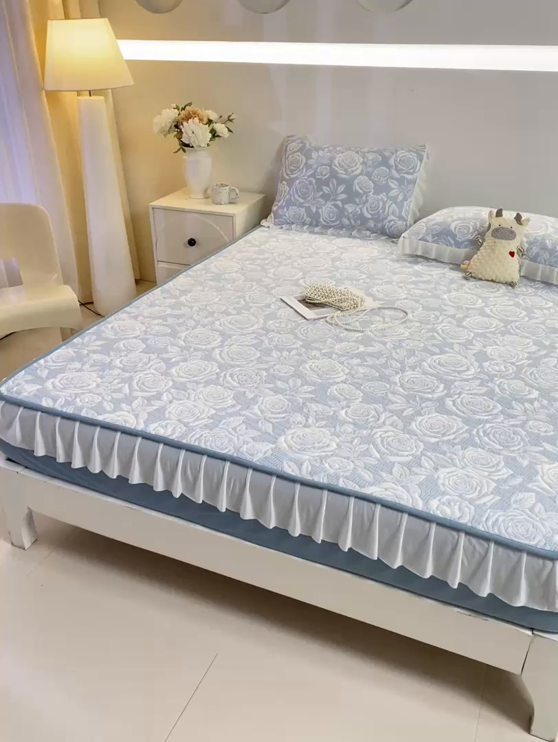 91家纺网 家纺一手货源 找家纺 伊人坊 2026新款A类550克凉感提花值过0.21冰豆豆家用凉席子三件套夏季-花边床笠款 玫瑰-蓝