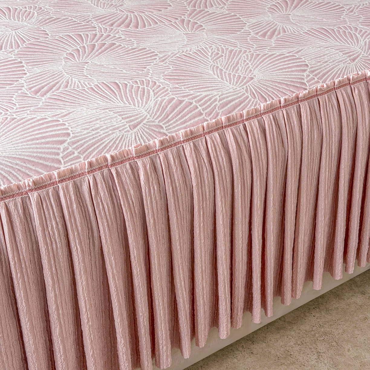 91家纺网 家纺一手货源 找家纺 绒艺席业 2026年新款立体浮雕工艺正宗凉感豆豆席凉席席子-床裙款 豆豆银杏叶-粉色