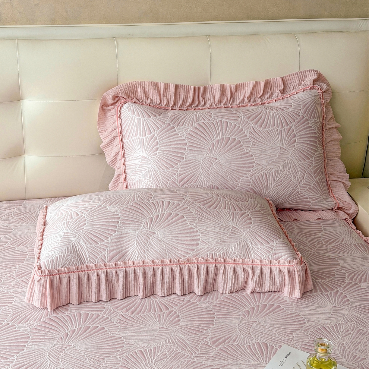 91家纺网 家纺一手货源 找家纺 绒艺席业 2026年新款立体浮雕工艺正宗凉感豆豆席凉席席子-床裙款 豆豆银杏叶-粉色