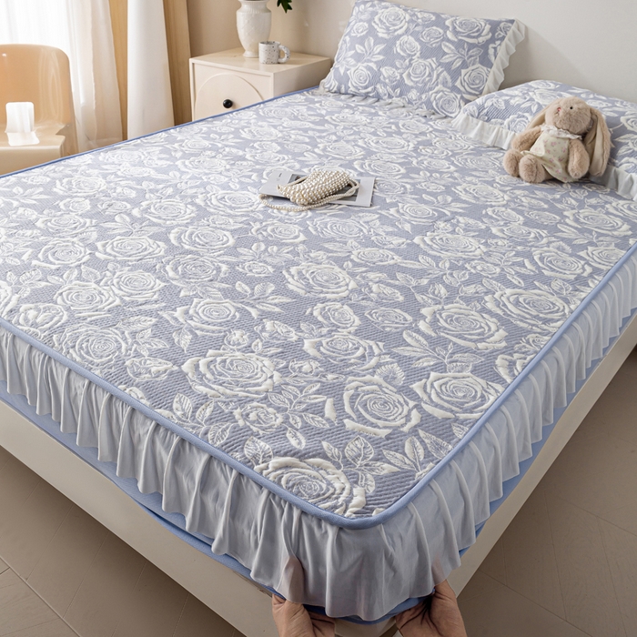 91家纺网 家纺一手货源 找家纺 伊人坊 2026新款A类550克凉感提花值过0.21冰豆豆家用凉席子三件套夏季-花边床笠款 玫瑰-蓝紫