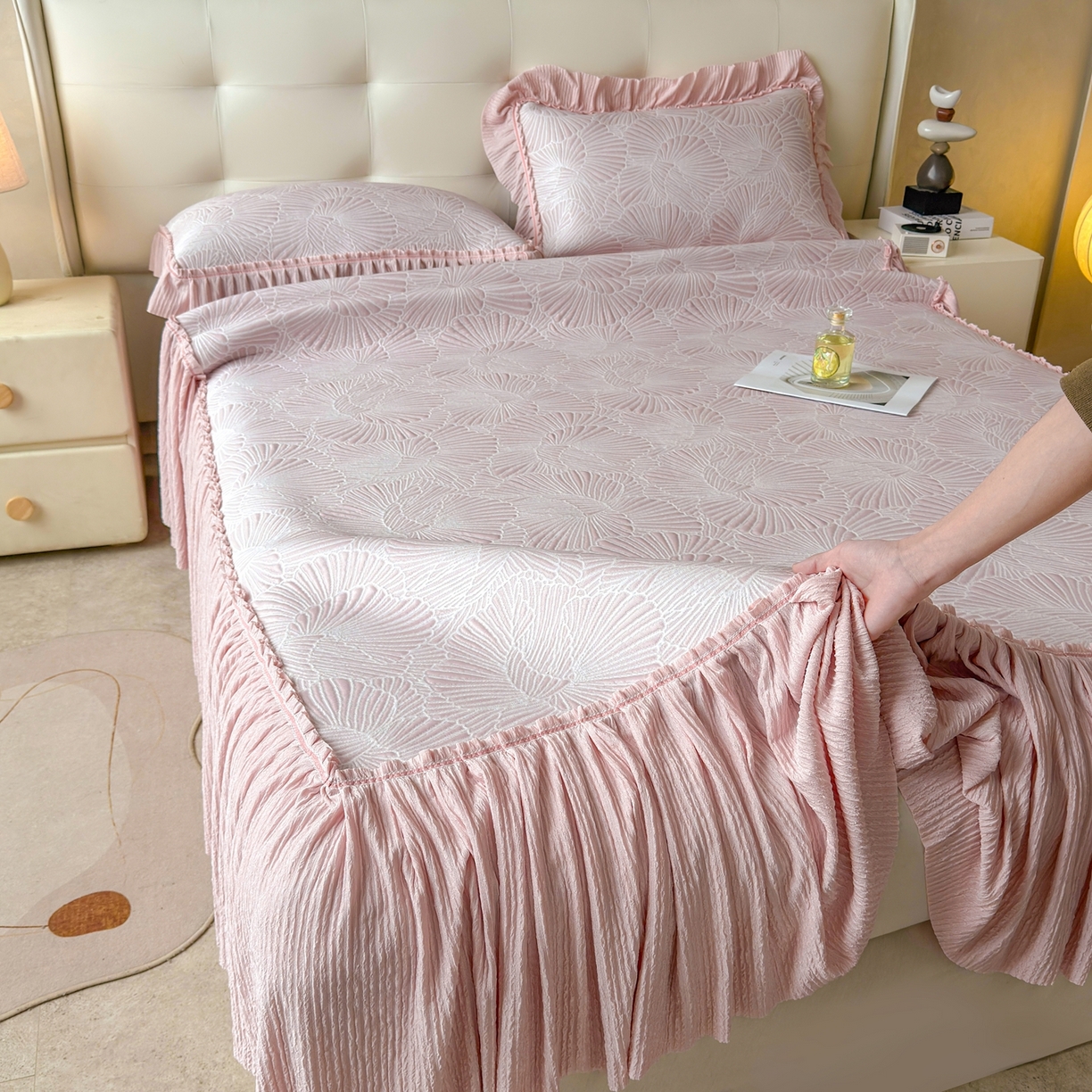 91家纺网 家纺一手货源 找家纺 绒艺席业 2026年新款立体浮雕工艺正宗凉感豆豆席凉席席子-床裙款 豆豆银杏叶-粉色