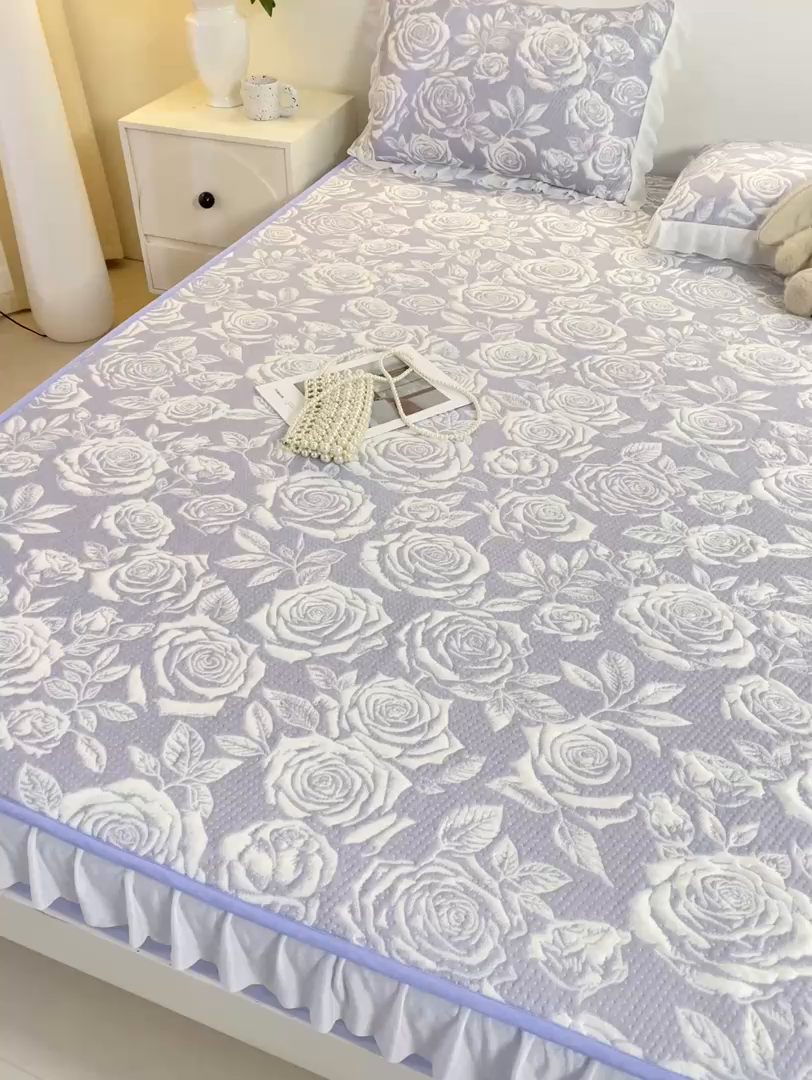 91家纺网 家纺一手货源 找家纺 伊人坊 2026新款A类550克凉感提花值过0.21冰豆豆家用凉席子三件套夏季-花边床笠款 玫瑰-蓝紫