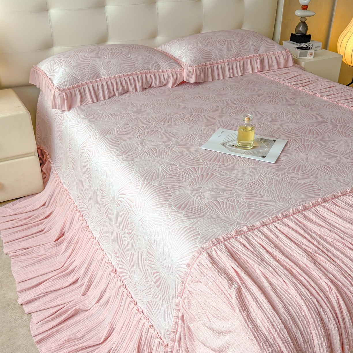 91家纺网 家纺一手货源 找家纺 绒艺席业 2026年新款立体浮雕工艺正宗凉感豆豆席凉席席子-床裙款 豆豆银杏叶-粉色