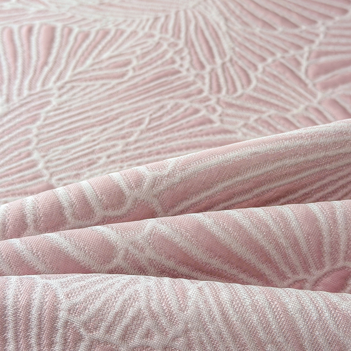 91家纺网 家纺一手货源 找家纺 绒艺席业 2026年新款立体浮雕工艺正宗凉感豆豆席凉席席子-床裙款 豆豆银杏叶-粉色