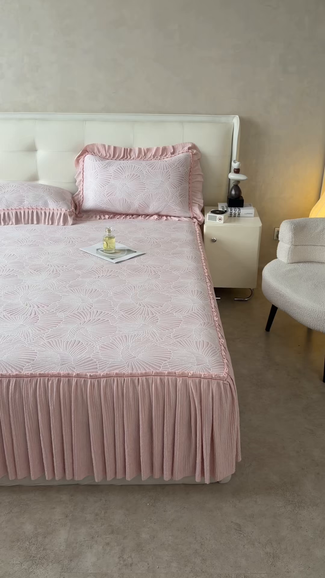 91家纺网 家纺一手货源 找家纺 绒艺席业 2026年新款立体浮雕工艺正宗凉感豆豆席凉席席子-床裙款 豆豆银杏叶-粉色