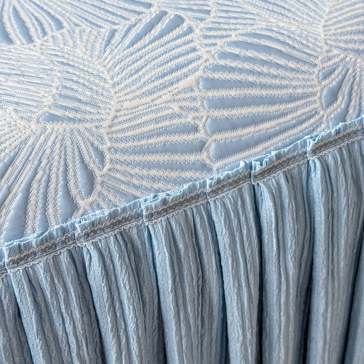 91家纺网 家纺一手货源 找家纺 绒艺席业 2026年新款立体浮雕工艺正宗凉感豆豆席凉席席子-床裙款 豆豆银杏叶-蓝色