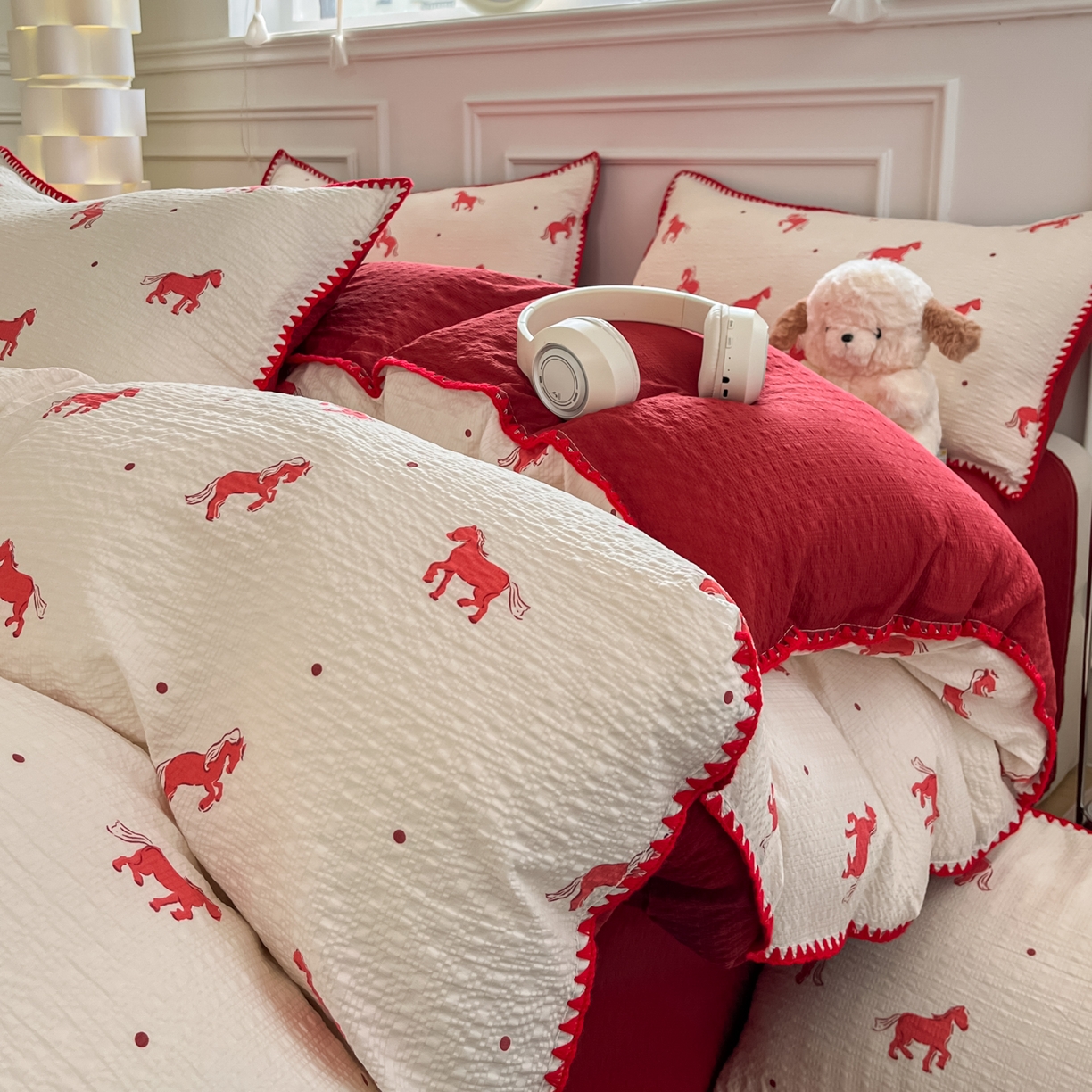 91家纺网 家纺一手货源 找家纺 慕澄家纺 2026新款小清新印花泡芙纱贝壳边四件套 红马星野