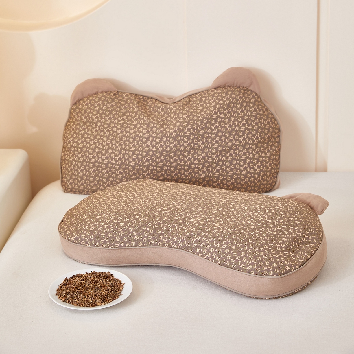 91家纺网 家纺一手货源 找家纺 梦叶草 2026新款全棉碎花猫耳荞麦枕 全棉碎花猫耳荞麦枕-咖色