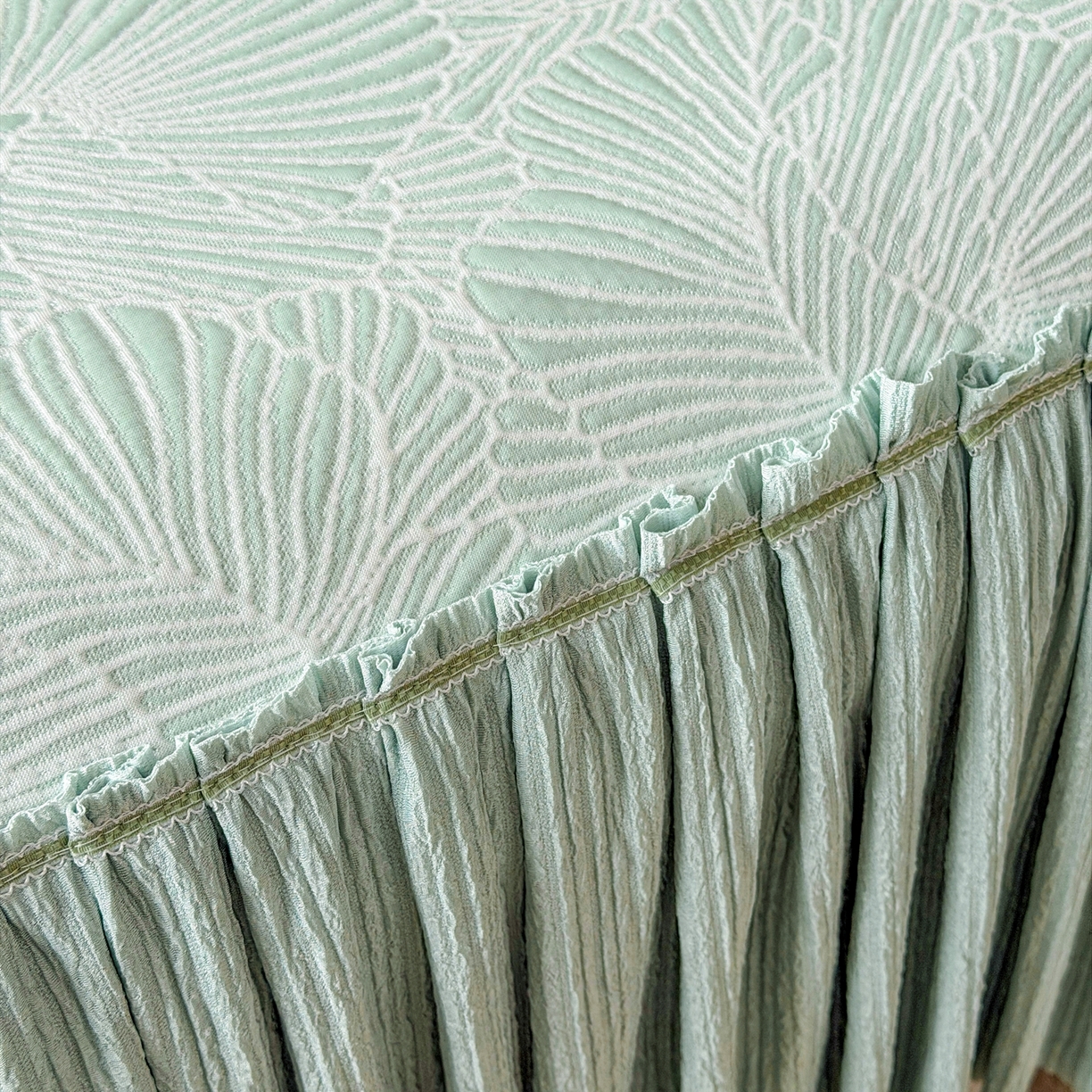 91家纺网 家纺一手货源 找家纺 绒艺席业 2026年新款立体浮雕工艺正宗凉感豆豆席凉席席子-床裙款 豆豆银杏叶-绿色