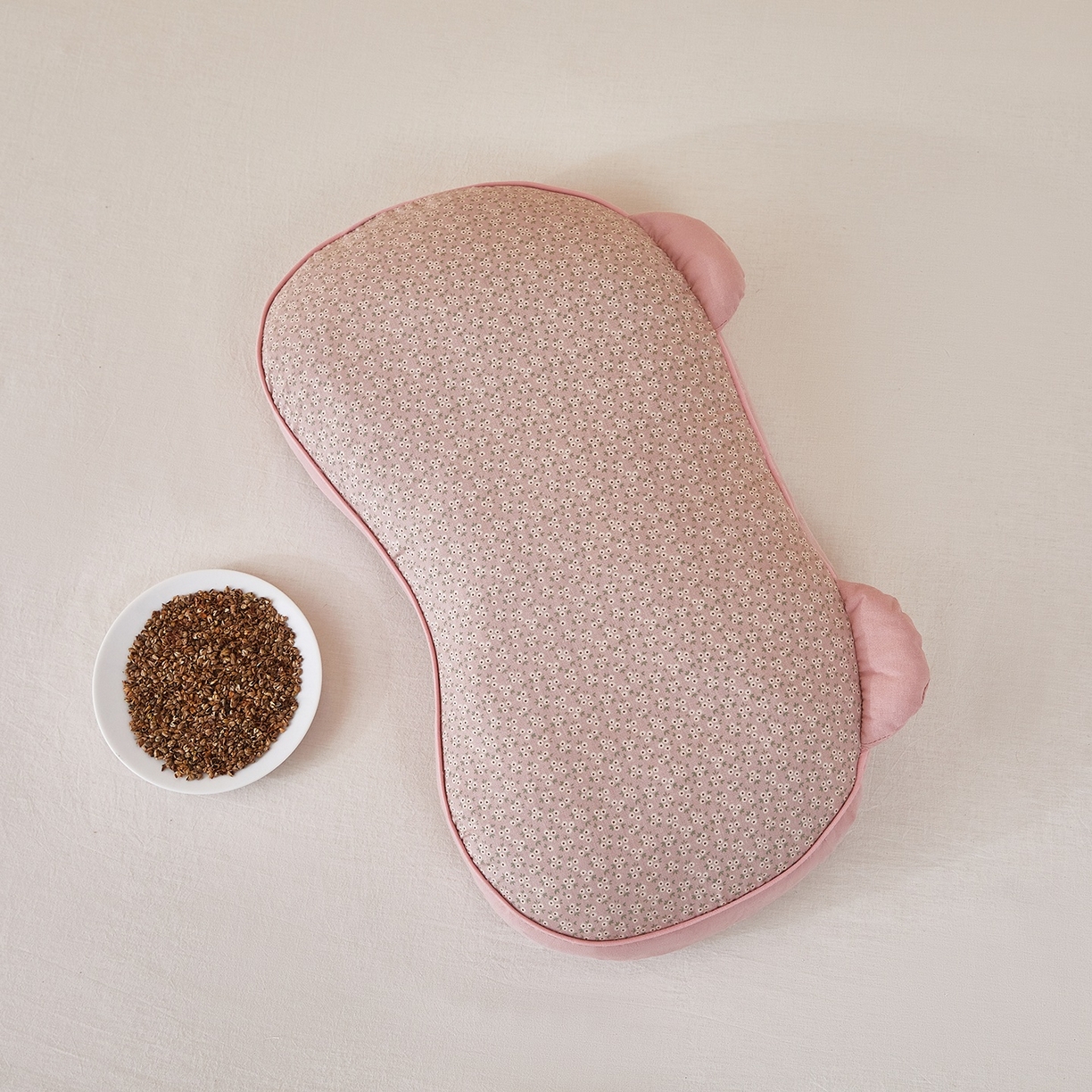 91家纺网 家纺一手货源 找家纺 梦叶草 2026新款全棉碎花猫耳荞麦枕 全棉碎花猫耳荞麦枕-粉色