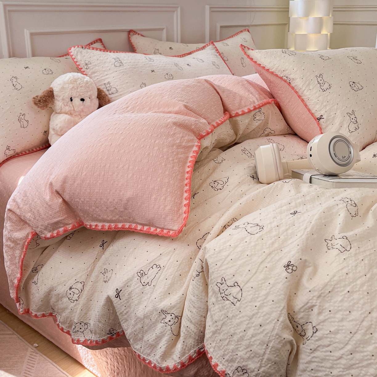 91家纺网 家纺一手货源 找家纺 慕澄家纺 2026新款小清新印花泡芙纱贝壳边四件套 粉边兔小乖