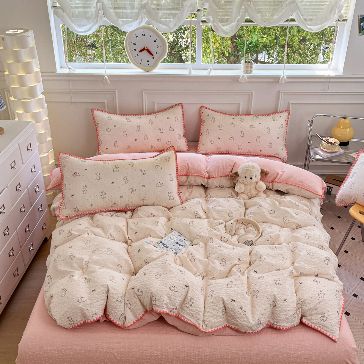 91家纺网 家纺一手货源 找家纺 慕澄家纺 2026新款小清新印花泡芙纱贝壳边四件套 粉边兔小乖