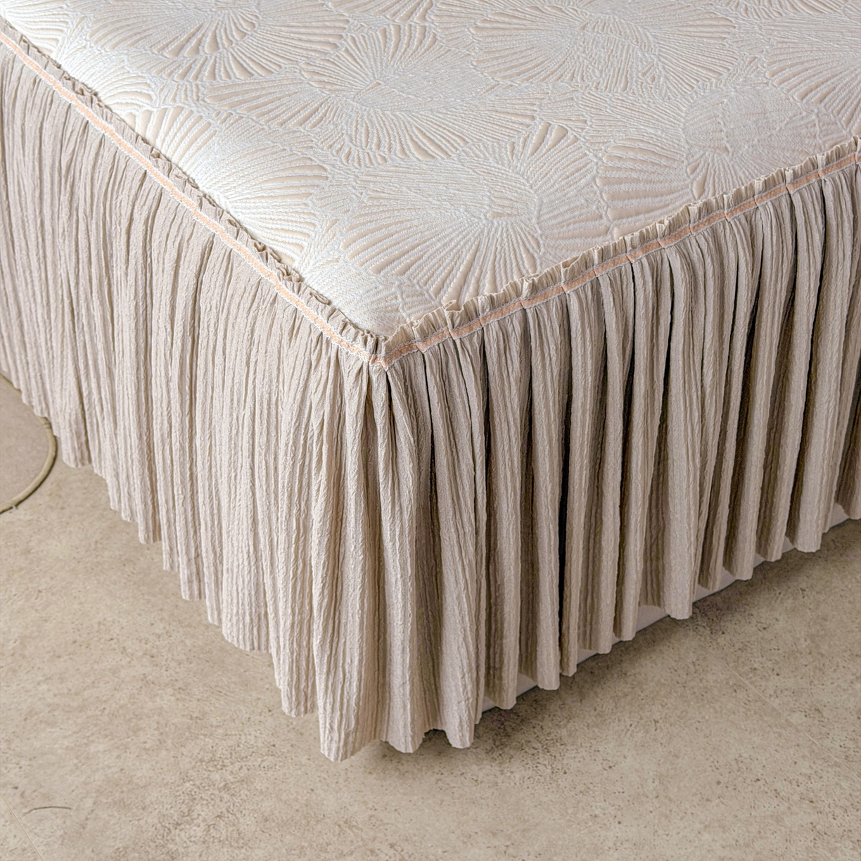 91家纺网 家纺一手货源 找家纺 绒艺席业 2026年新款立体浮雕工艺正宗凉感豆豆席凉席席子-床裙款 豆豆银杏叶-香槟