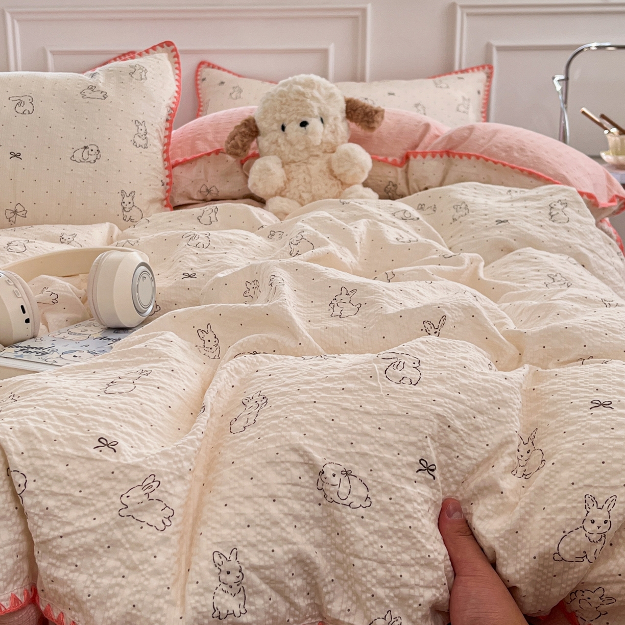 91家纺网 家纺一手货源 找家纺 慕澄家纺 2026新款小清新印花泡芙纱贝壳边四件套 粉边兔小乖