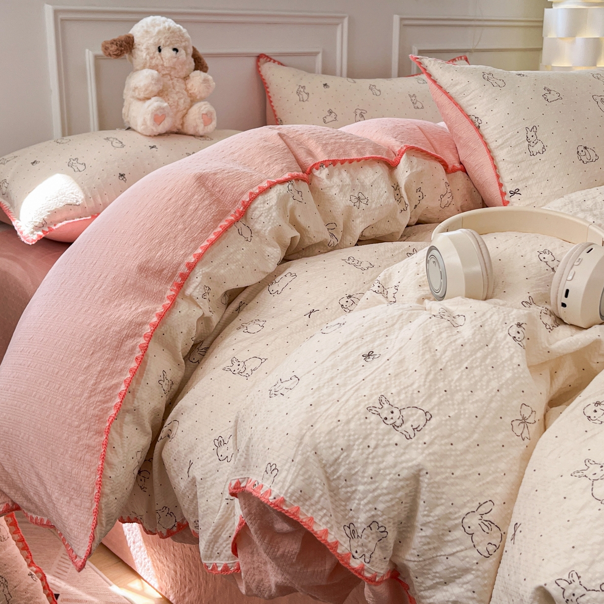 91家纺网 家纺一手货源 找家纺 慕澄家纺 2026新款小清新印花泡芙纱贝壳边四件套 粉边兔小乖