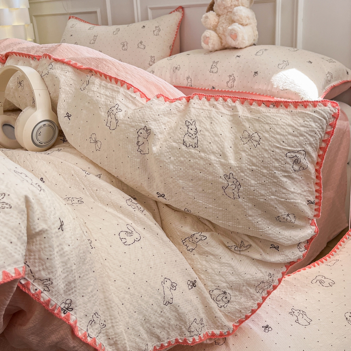 91家纺网 家纺一手货源 找家纺 慕澄家纺 2026新款小清新印花泡芙纱贝壳边四件套 粉边兔小乖