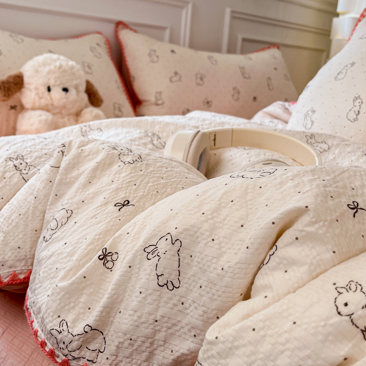 91家纺网 家纺一手货源 找家纺 慕澄家纺 2026新款小清新印花泡芙纱贝壳边四件套 粉边兔小乖