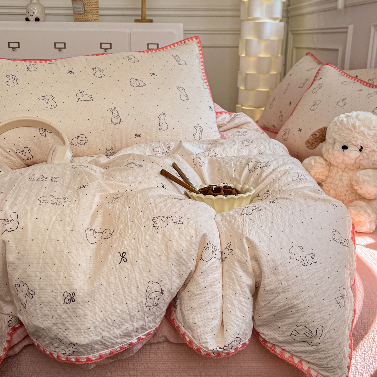 91家纺网 家纺一手货源 找家纺 慕澄家纺 2026新款小清新印花泡芙纱贝壳边四件套 粉边兔小乖