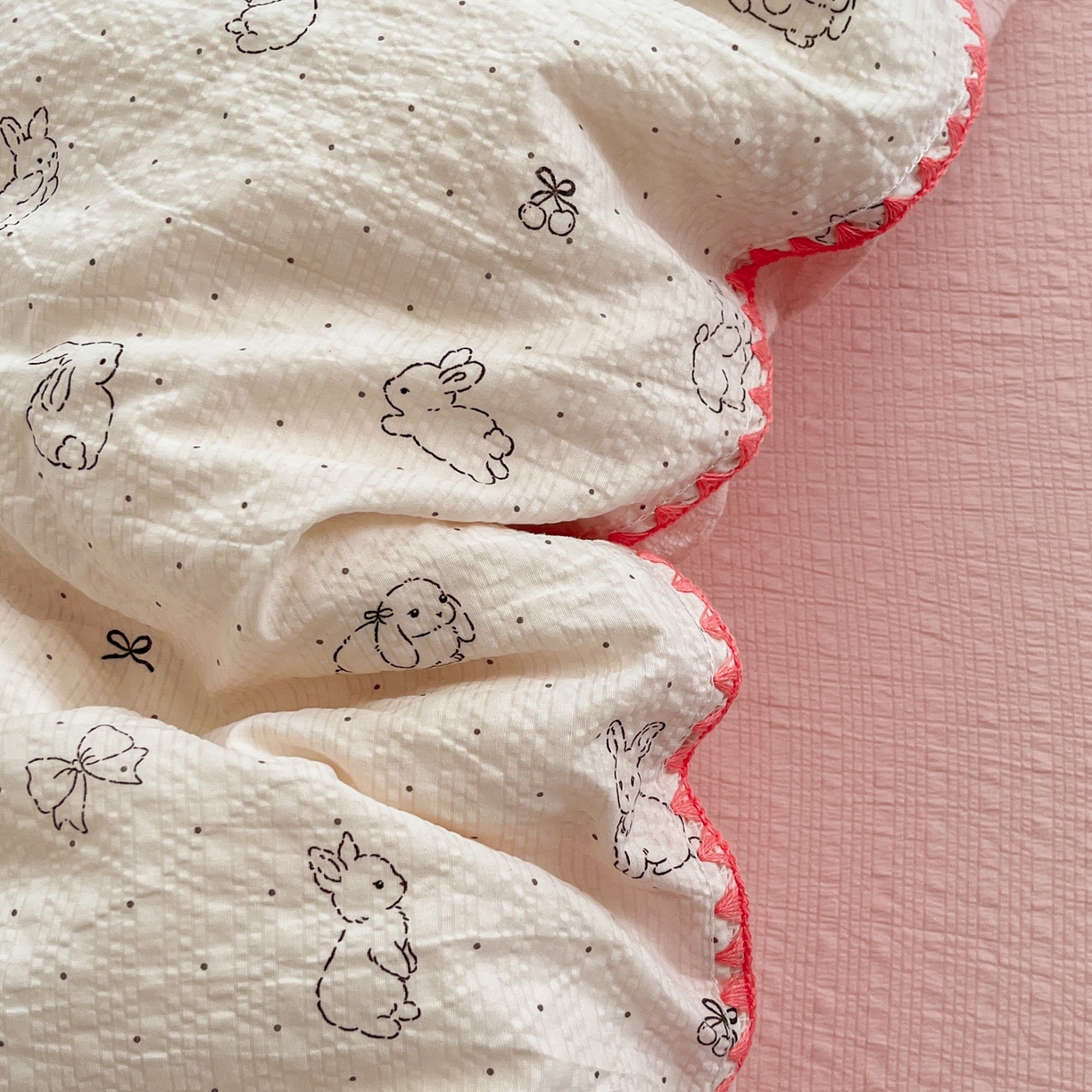 91家纺网 家纺一手货源 找家纺 慕澄家纺 2026新款小清新印花泡芙纱贝壳边四件套 粉边兔小乖