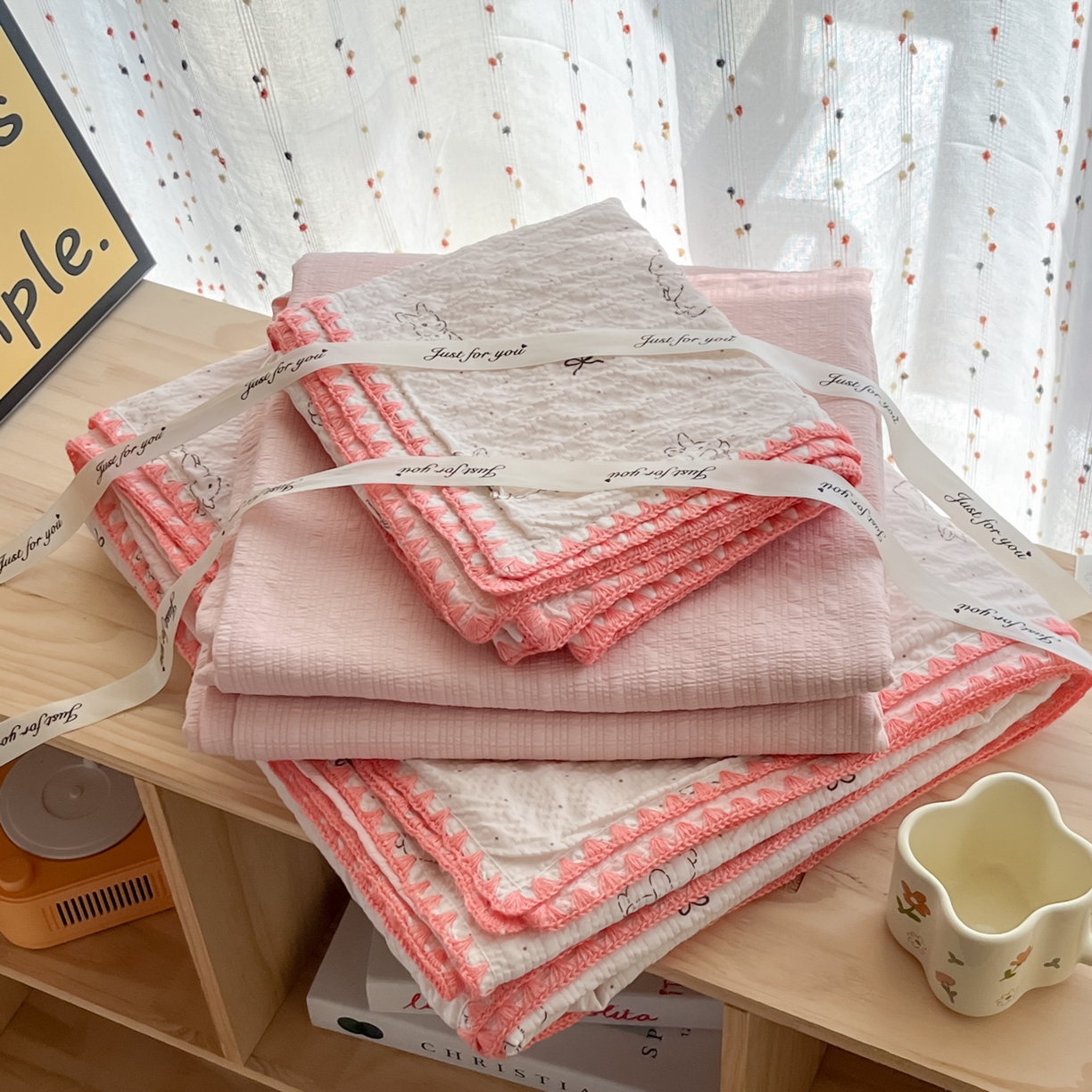 91家纺网 家纺一手货源 找家纺 慕澄家纺 2026新款小清新印花泡芙纱贝壳边四件套 粉边兔小乖