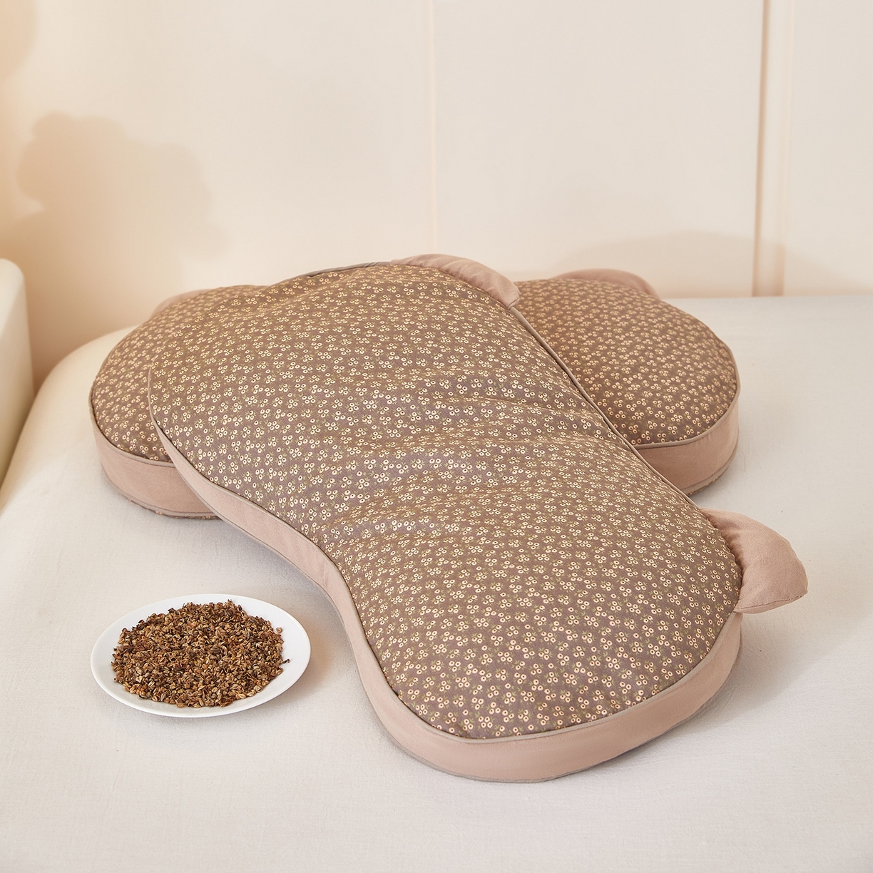 91家纺网 家纺一手货源 找家纺 梦叶草 2026新款全棉碎花猫耳荞麦枕 全棉碎花猫耳荞麦枕-咖色