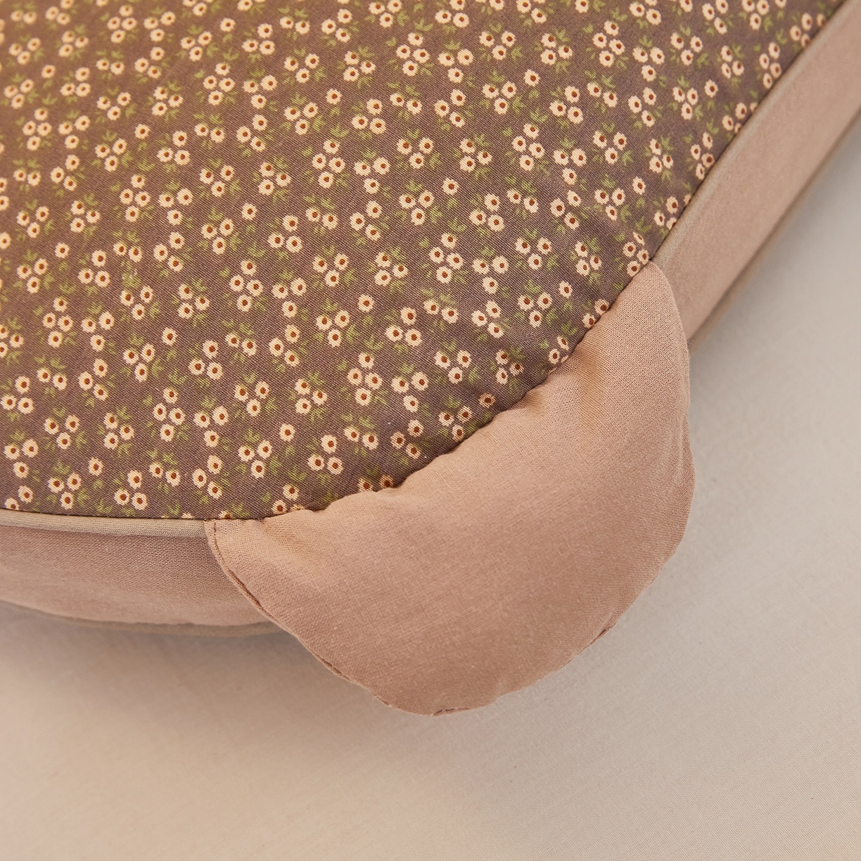 91家纺网 家纺一手货源 找家纺 梦叶草 2026新款全棉碎花猫耳荞麦枕 全棉碎花猫耳荞麦枕-咖色