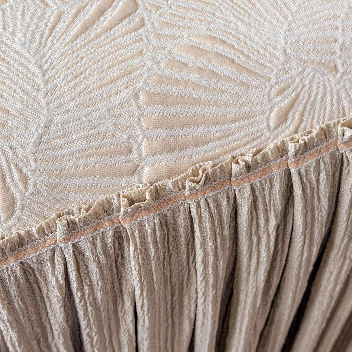 91家纺网 家纺一手货源 找家纺 绒艺席业 2026年新款立体浮雕工艺正宗凉感豆豆席凉席席子-床裙款 豆豆银杏叶-香槟