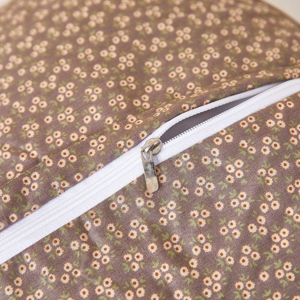 91家纺网 家纺一手货源 找家纺 梦叶草 2026新款全棉碎花猫耳荞麦枕 全棉碎花猫耳荞麦枕-咖色