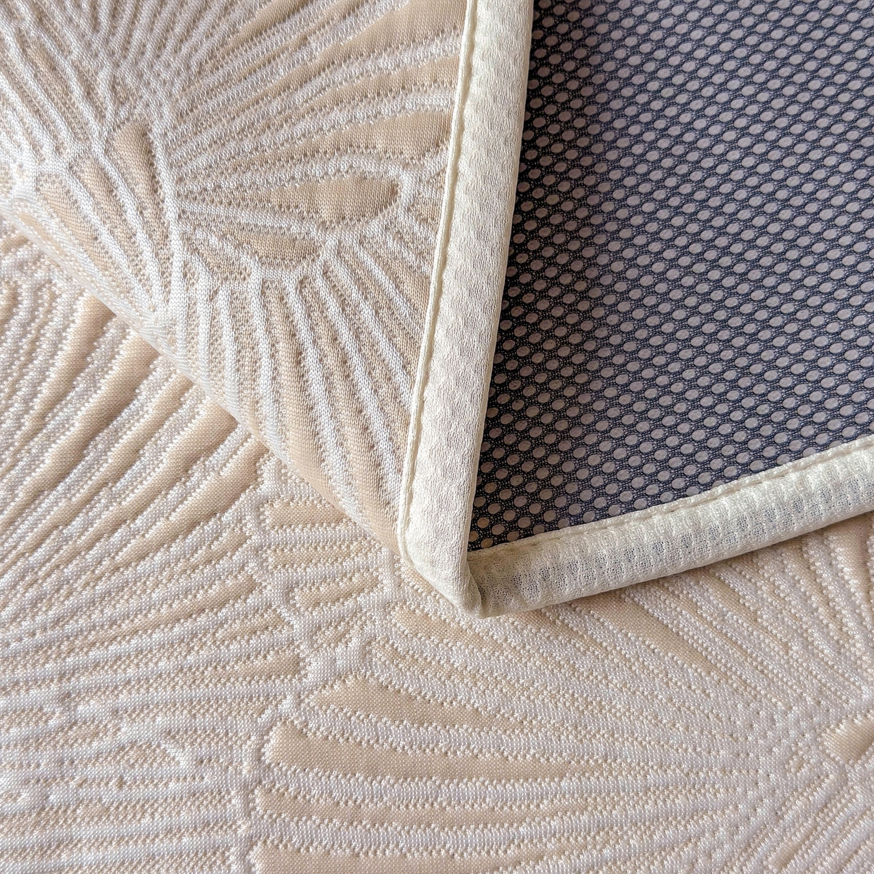 91家纺网 家纺一手货源 找家纺 绒艺席业 2026年新款立体浮雕工艺正宗凉感豆豆席凉席席子-床裙款 豆豆银杏叶-香槟