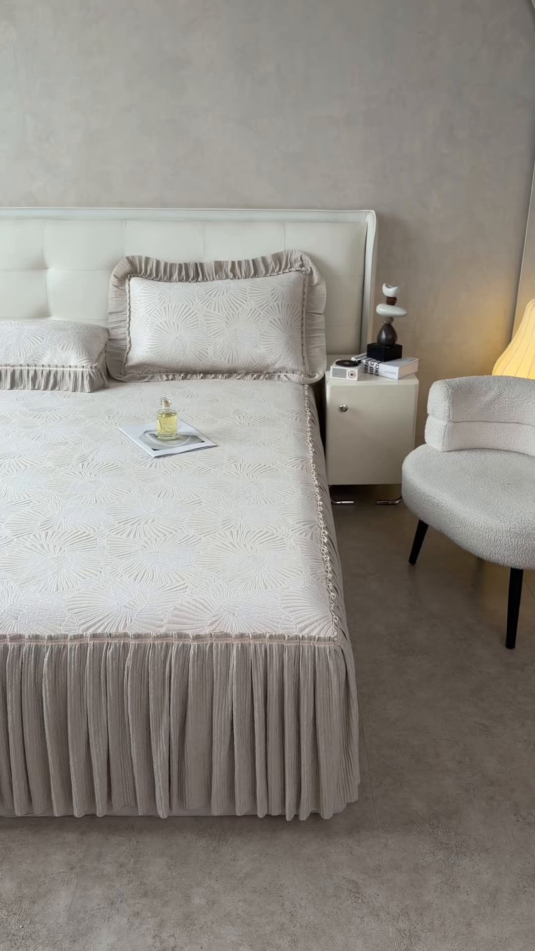 91家纺网 家纺一手货源 找家纺 绒艺席业 2026年新款立体浮雕工艺正宗凉感豆豆席凉席席子-床裙款 豆豆银杏叶-香槟