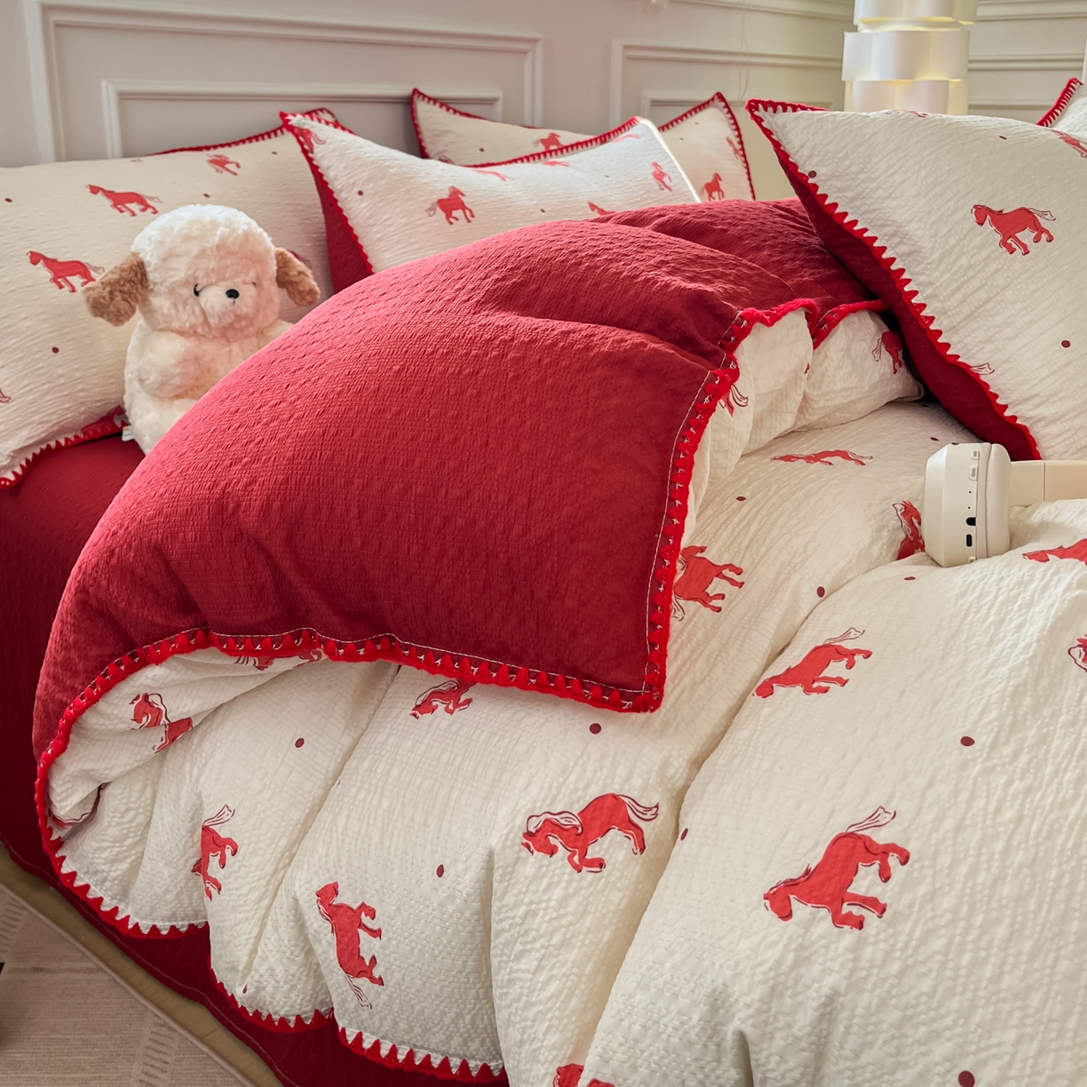 91家纺网 家纺一手货源 找家纺 慕澄家纺 2026新款小清新印花泡芙纱贝壳边四件套 红马星野