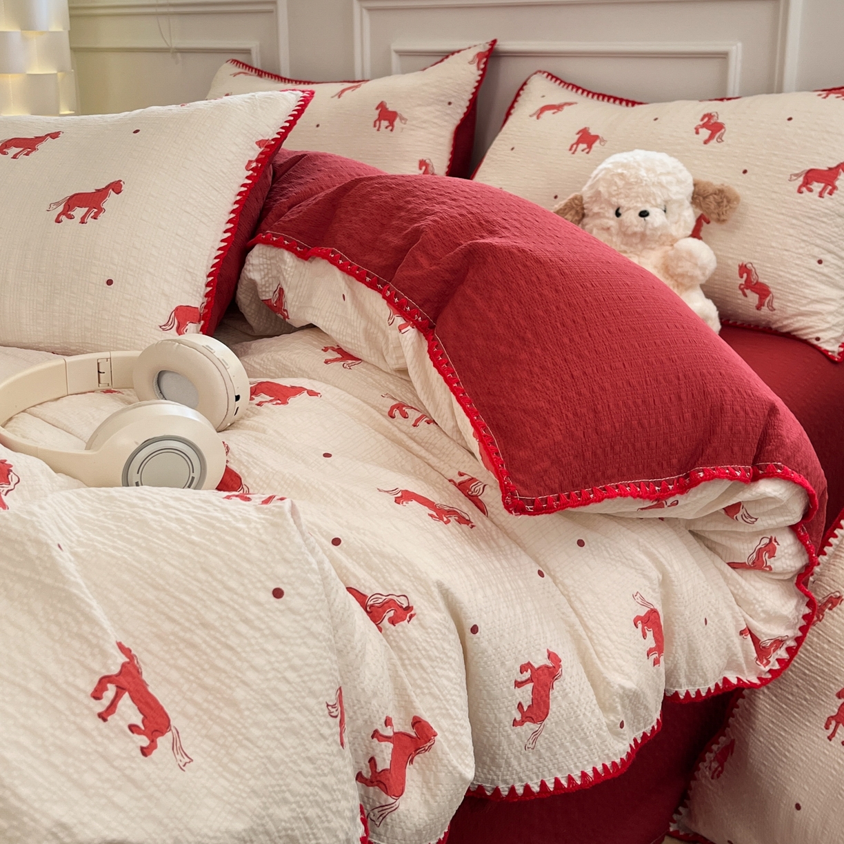 91家纺网 家纺一手货源 找家纺 慕澄家纺 2026新款小清新印花泡芙纱贝壳边四件套 红马星野