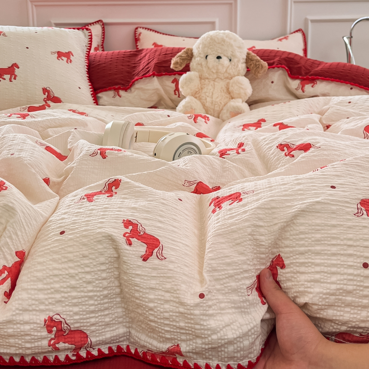 91家纺网 家纺一手货源 找家纺 慕澄家纺 2026新款小清新印花泡芙纱贝壳边四件套 红马星野