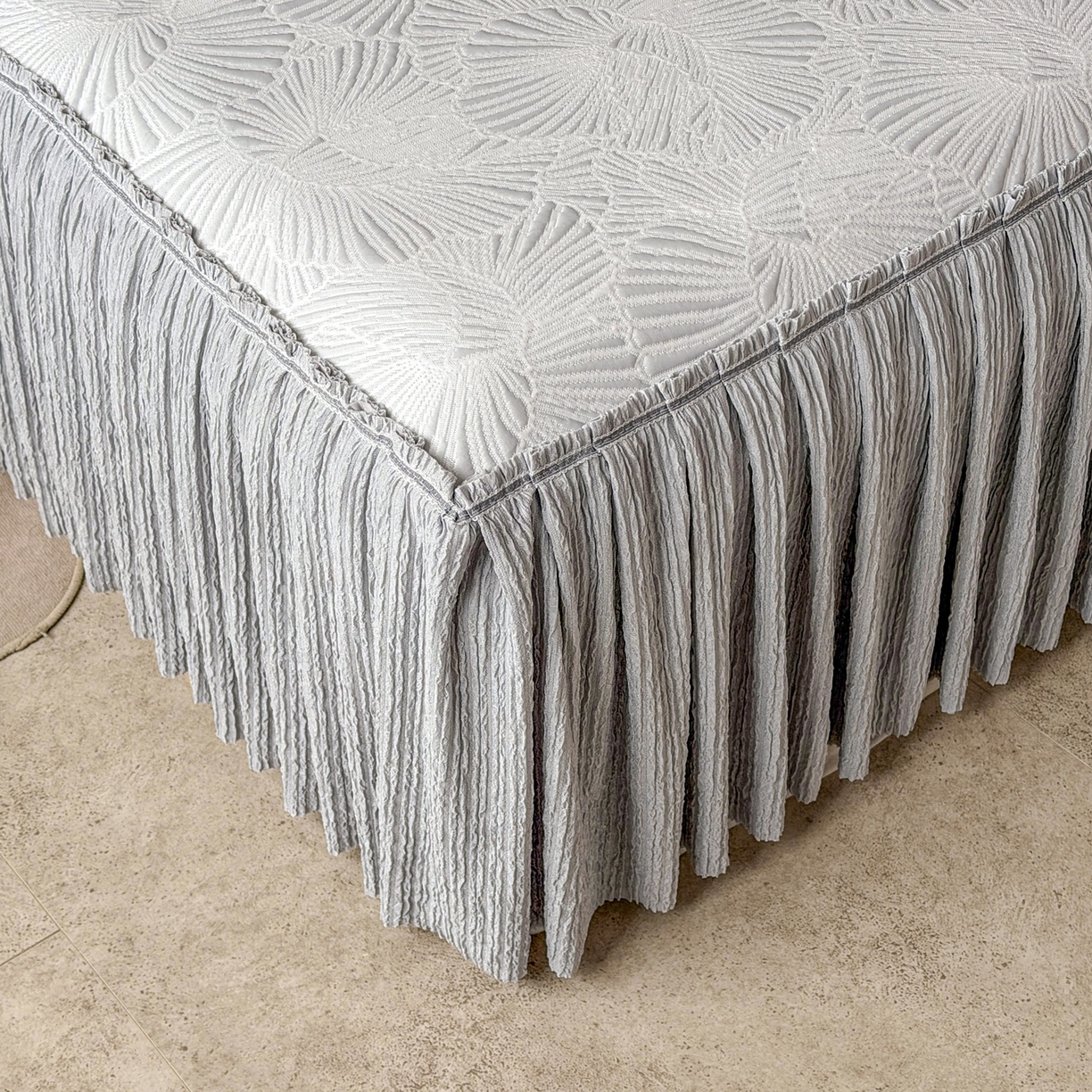 91家纺网 家纺一手货源 找家纺 绒艺席业 2026年新款立体浮雕工艺正宗凉感豆豆席凉席席子-床裙款 豆豆银杏叶-灰色