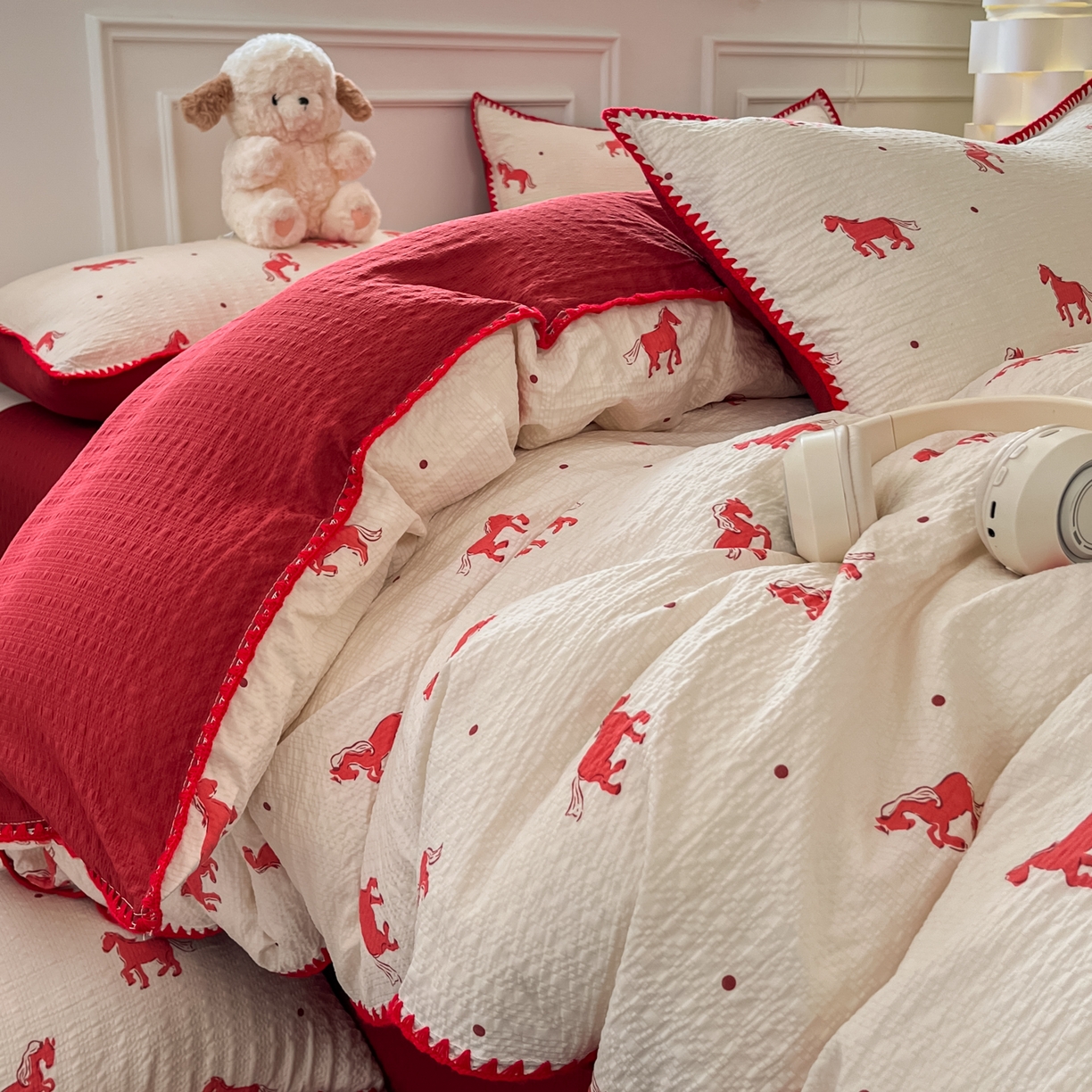 91家纺网 家纺一手货源 找家纺 慕澄家纺 2026新款小清新印花泡芙纱贝壳边四件套 红马星野