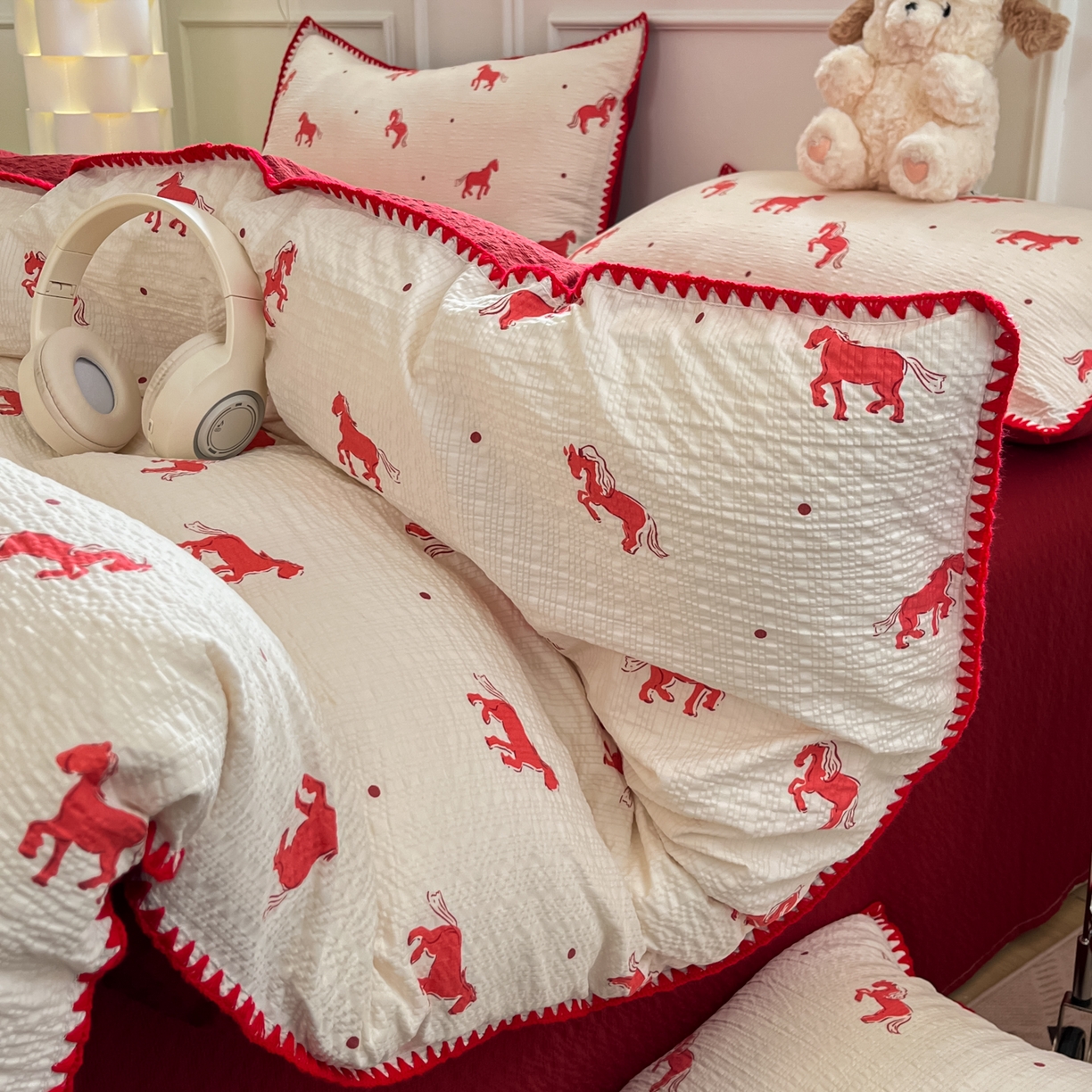 91家纺网 家纺一手货源 找家纺 慕澄家纺 2026新款小清新印花泡芙纱贝壳边四件套 红马星野