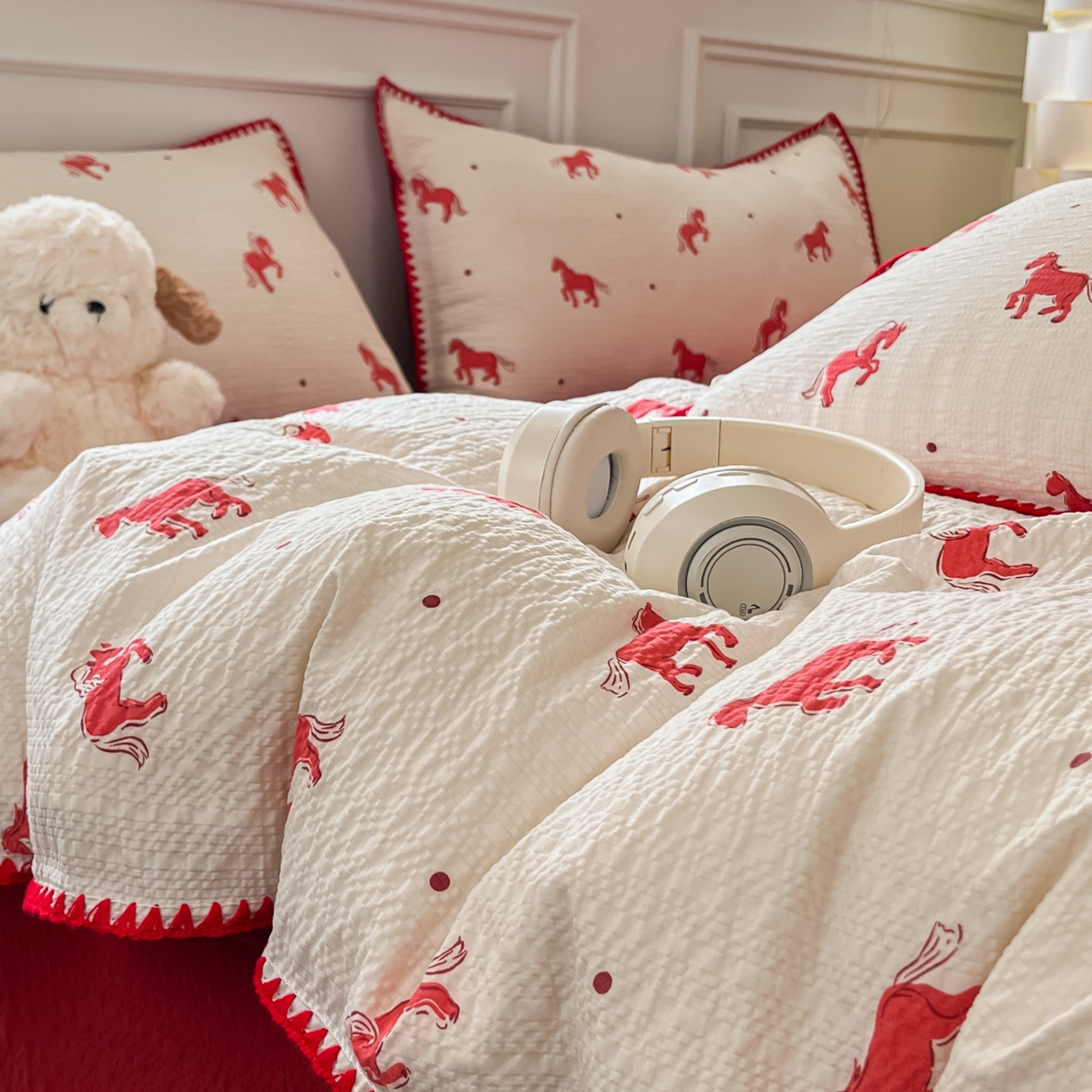 91家纺网 家纺一手货源 找家纺 慕澄家纺 2026新款小清新印花泡芙纱贝壳边四件套 红马星野