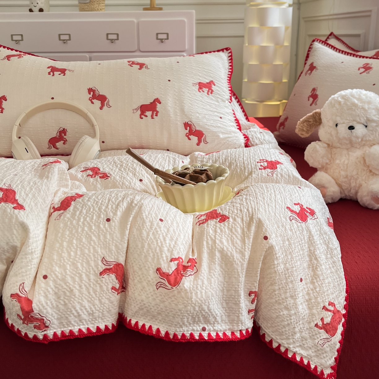 91家纺网 家纺一手货源 找家纺 慕澄家纺 2026新款小清新印花泡芙纱贝壳边四件套 红马星野