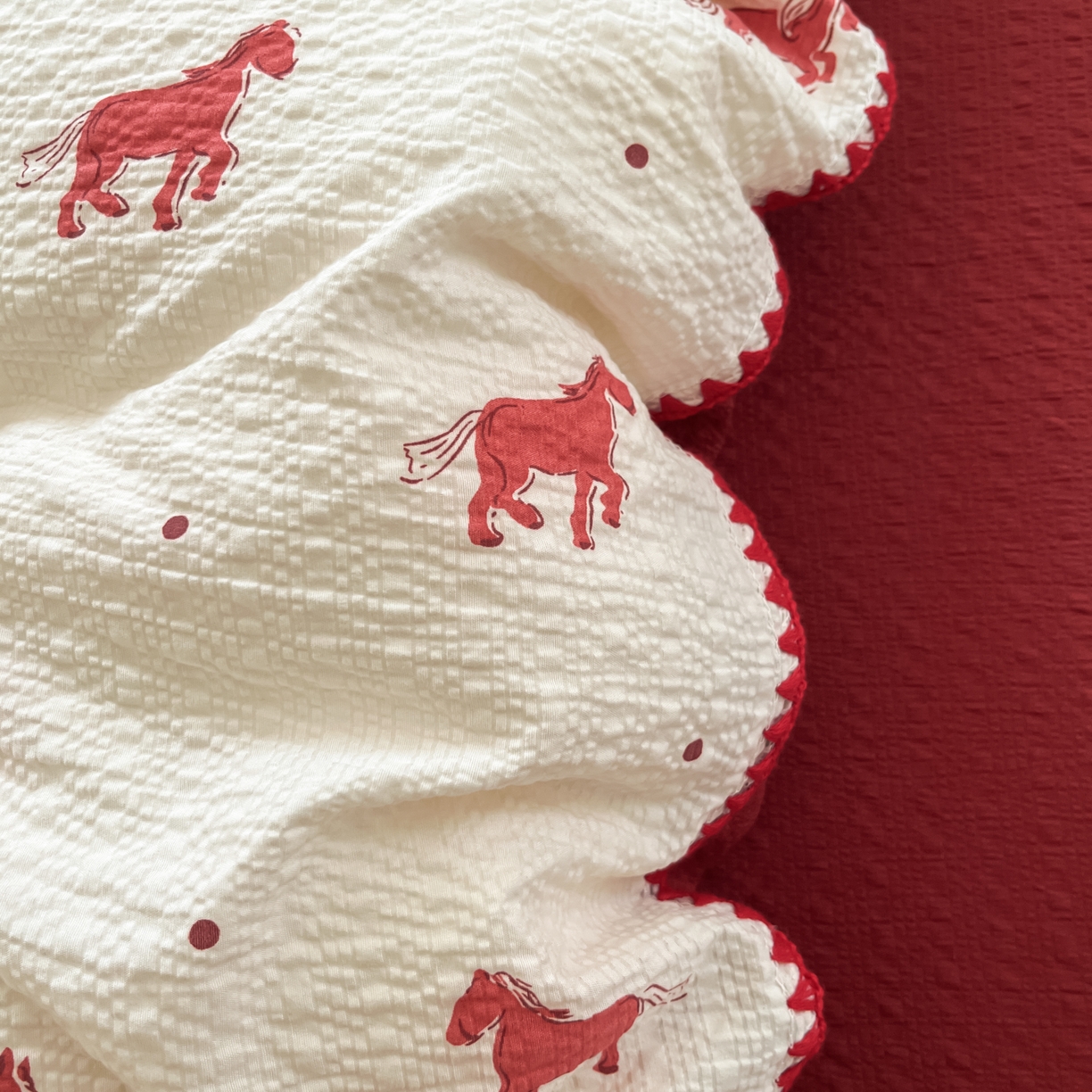 91家纺网 家纺一手货源 找家纺 慕澄家纺 2026新款小清新印花泡芙纱贝壳边四件套 红马星野