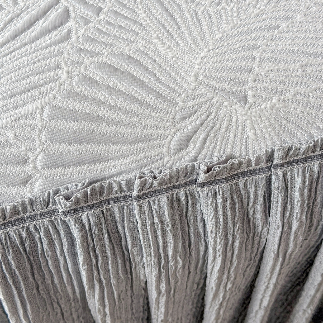 91家纺网 家纺一手货源 找家纺 绒艺席业 2026年新款立体浮雕工艺正宗凉感豆豆席凉席席子-床裙款 豆豆银杏叶-灰色